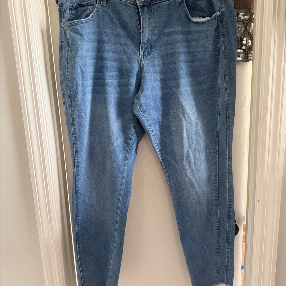 Fashion nova low waisted skinny jeans. Size 18
